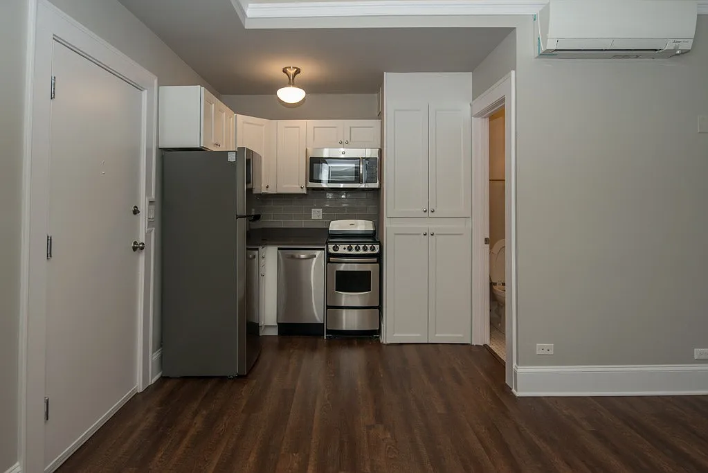 Building Photo - 817 W Lakeside Pl #602