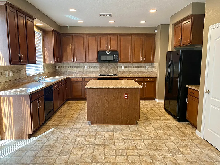 5215 Noyack Way — Photo 8