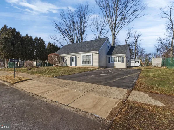 1999 Hollandale Dr, Bensalem, PA 19020