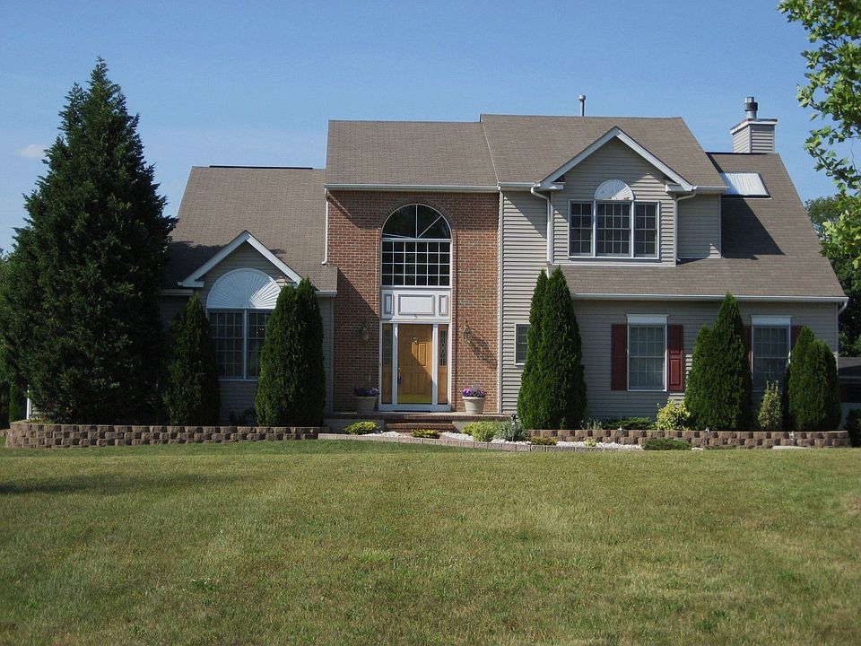 Inviting Spacious Front Yard