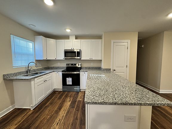 4th image of 708 Forrest St