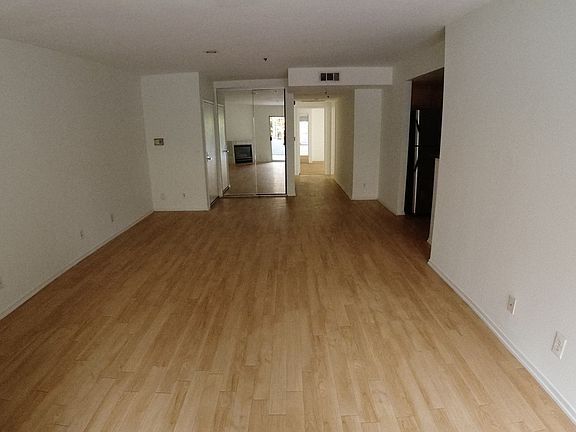 4th image of 939 Palm Ave #307