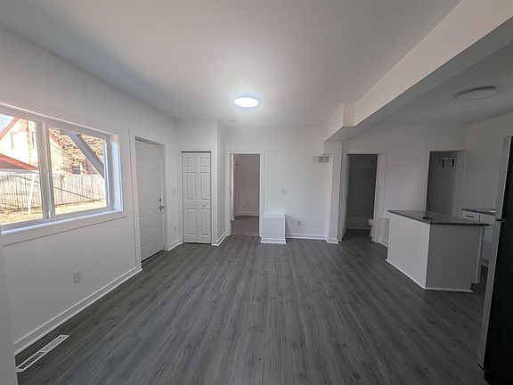 4th image of 302 E 48th St