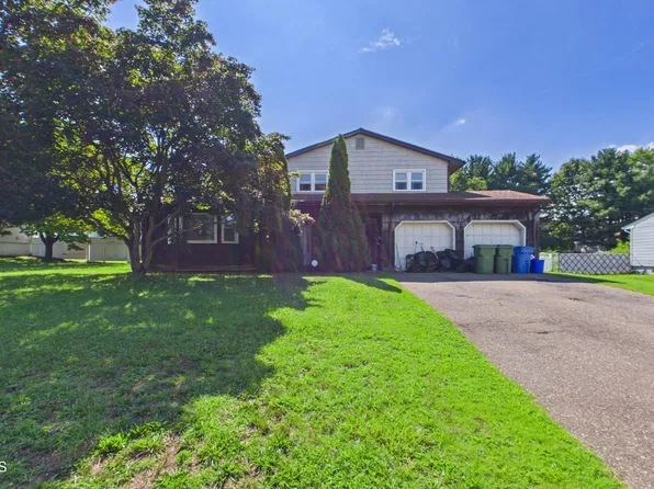 21 Oakwood Drive, Sayreville, NJ 08859