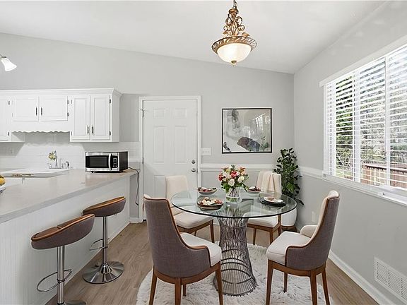 5th image of 860 Regency Ct