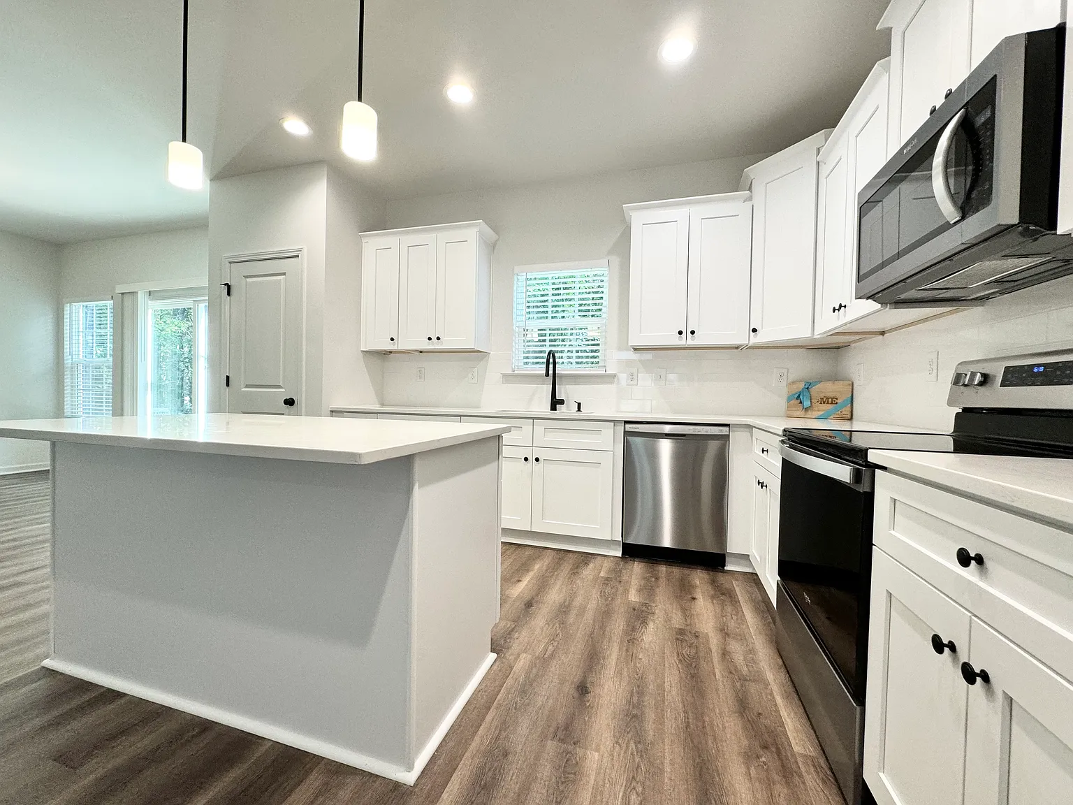 4 bed, 2.5 bath, 2011 sqft, $2,300 — Photo 3