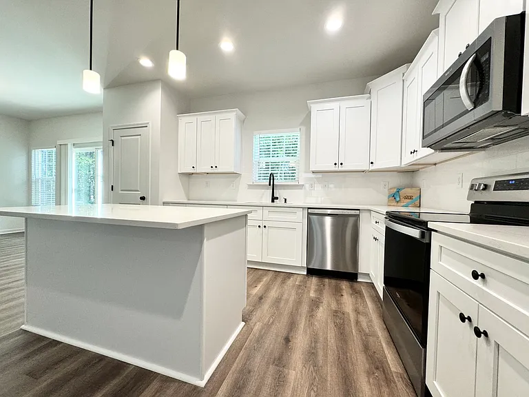 401 Austin Dr — Photo 3