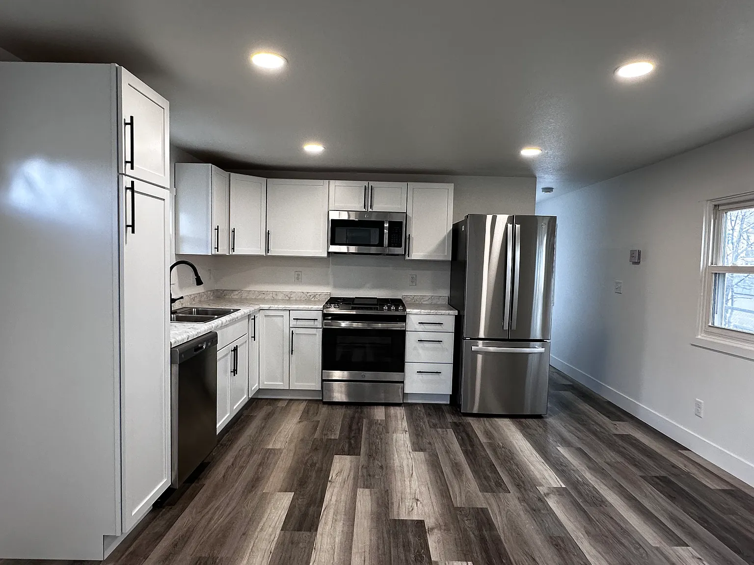 3 bed, 1180 sqft, $2,100 — Photo 4