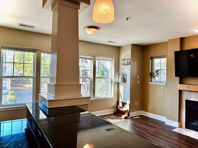 1st image of 1808 N Warren Ave Unit 201