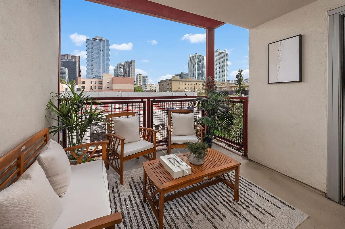 2 bed, 2.0 bath, 1028 sqft, $4,700 — Photo 3