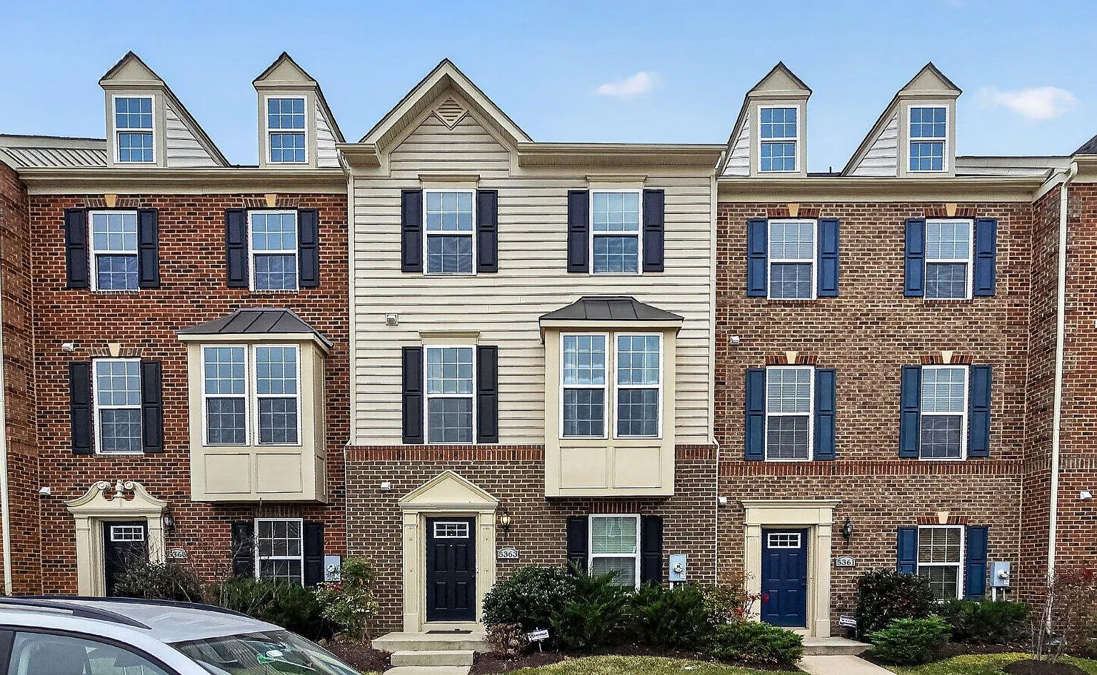 4 bed, 2.5 bath, 2136 sqft, $3,250 — Photo 2