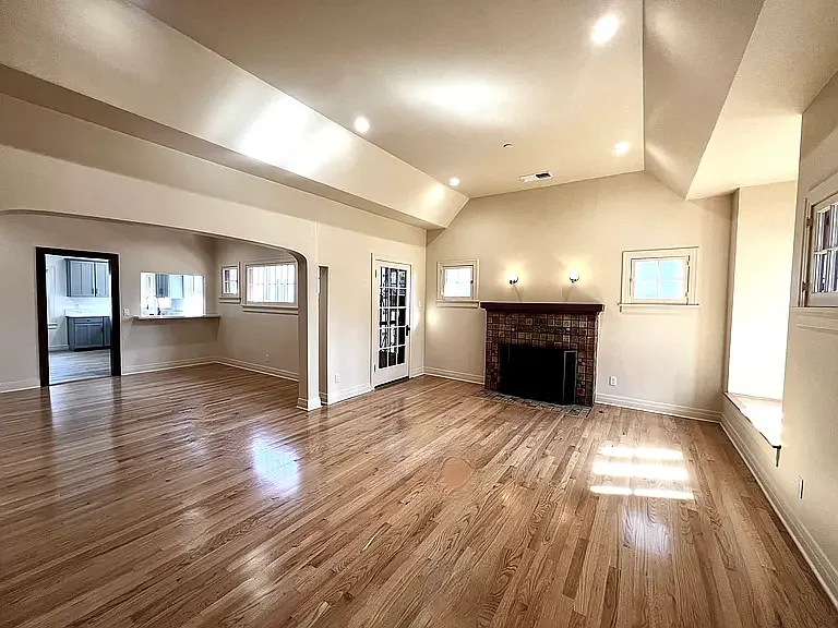 312 N Palm Dr — Photo 4