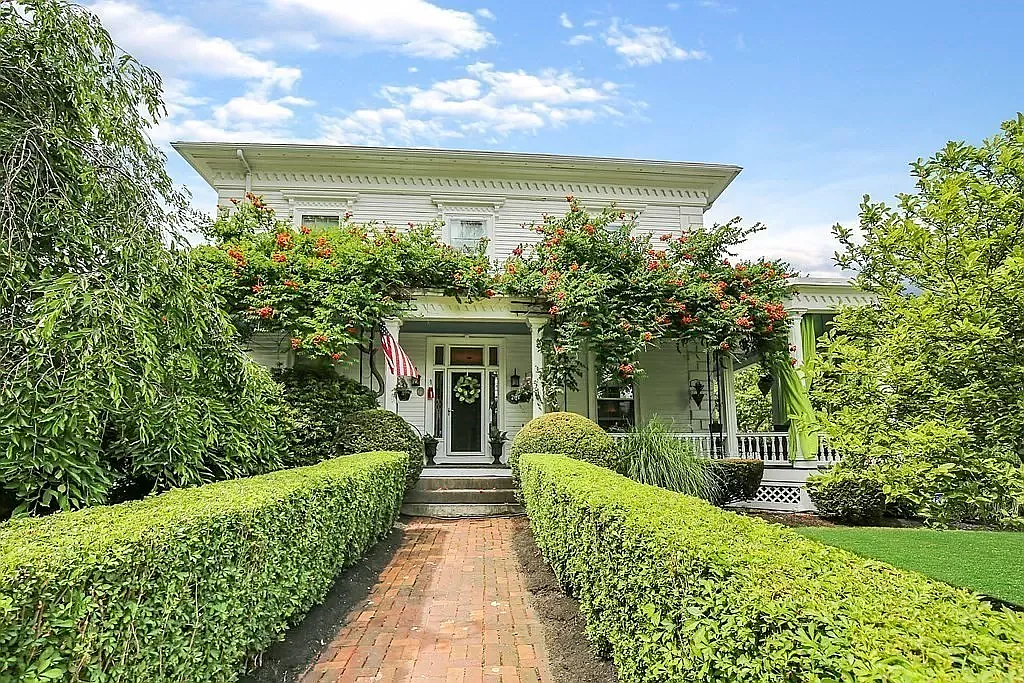 6 bed, 4286 sqft, $1,000 — Photo 1