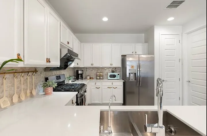 Simple and organized. Modern kitchen setup with everything you need for a quick snack or a full meal.