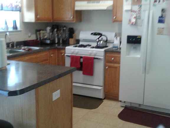 Kitchen w/Breakfast bar and Gas Stove