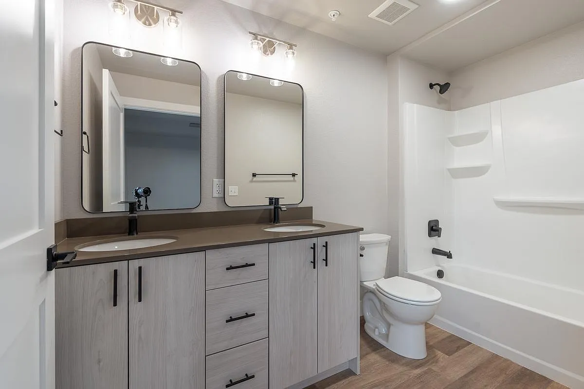 3 bed, 1400 sqft, $2,300 — Photo 2
