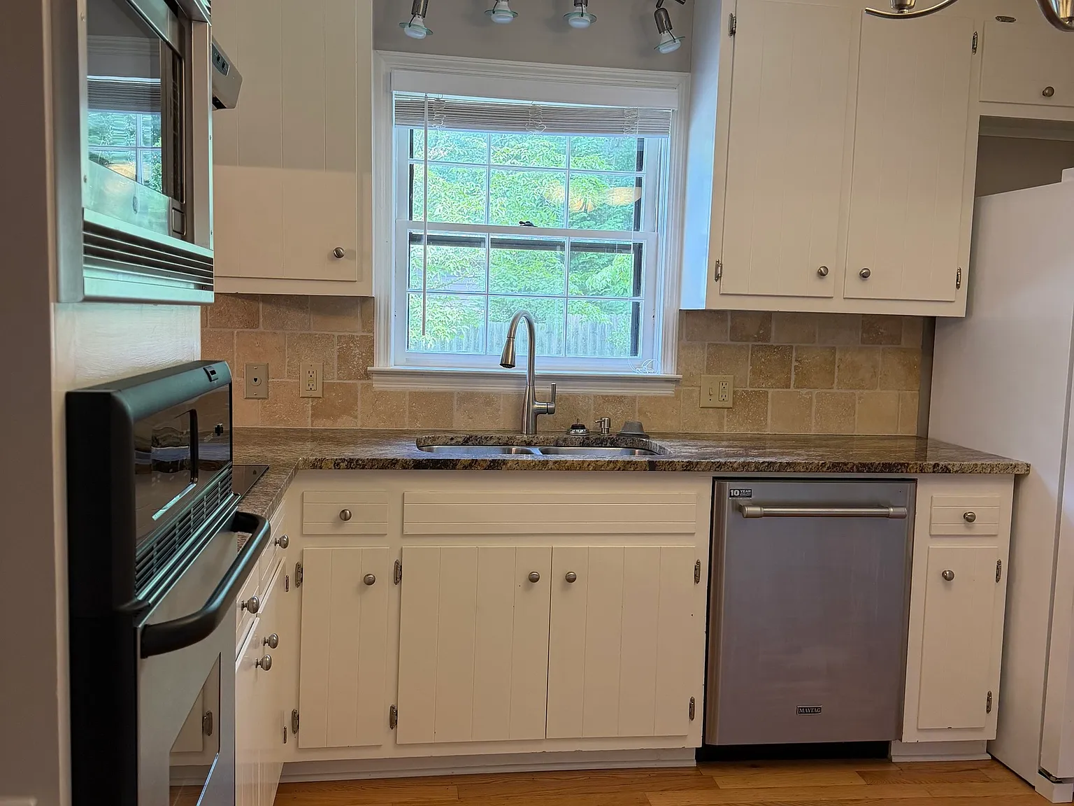 5 bed, 3.0 bath, 2856 sqft, $2,500 — Photo 3