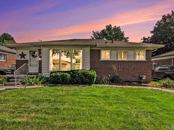 25718 Harmon St, Saint Clair Shores, MI 48081