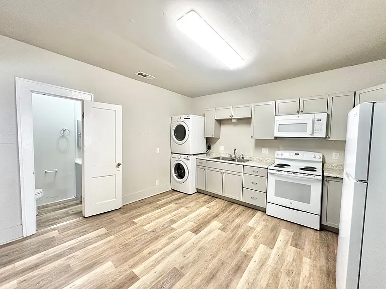 2613 N Elm St — Photo 11