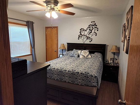 Main bedroom w/ 2 closets