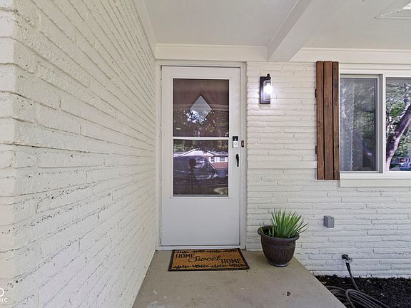 4th image of 7161 N Parker Ave