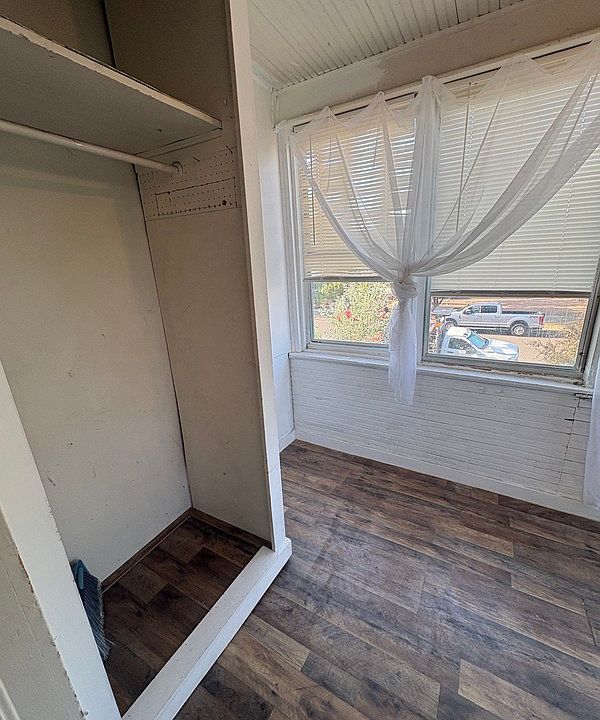 1st image of 910 Rood Ave #4