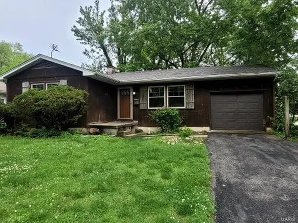 1300 Clark Ln, Litchfield, IL 62056