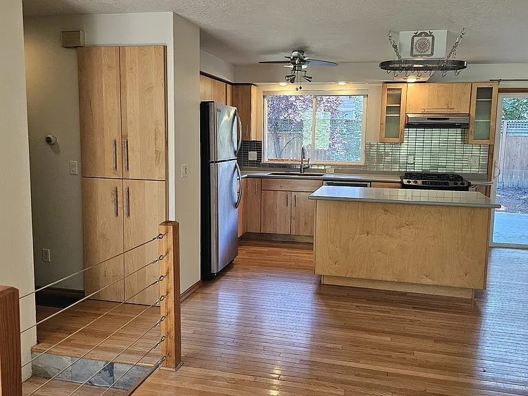 3016 SW Carolina St — Photo 8