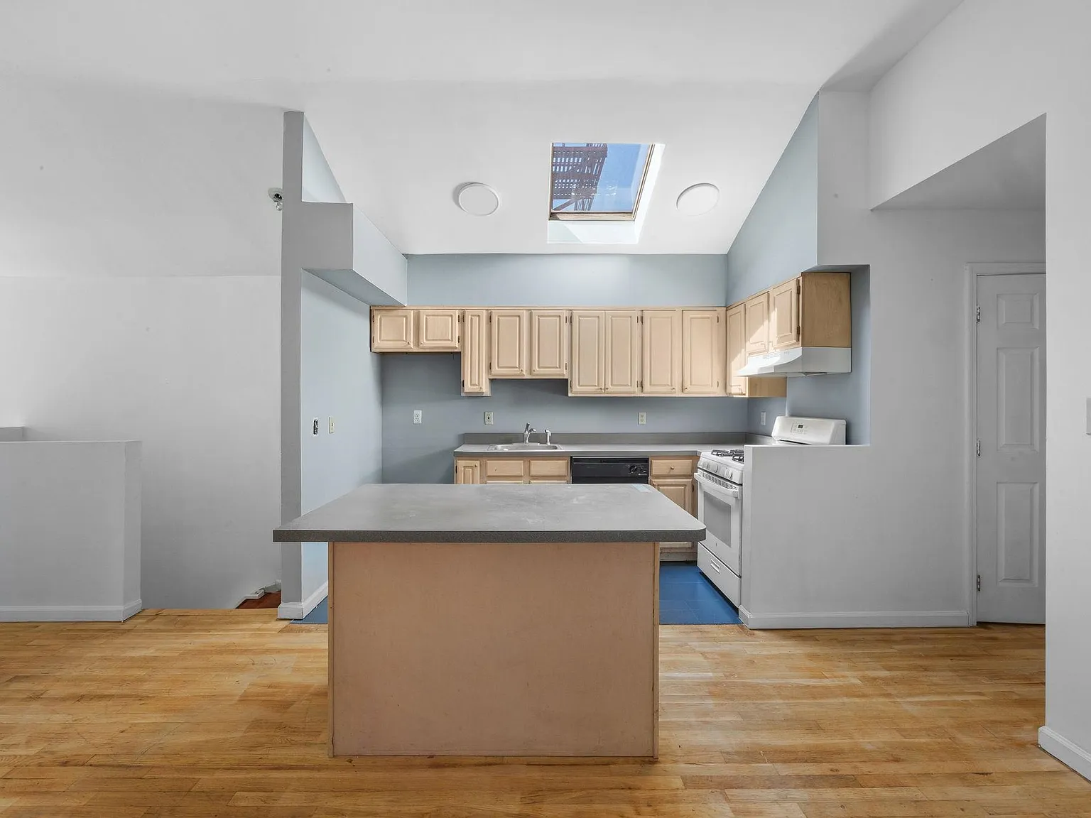 3 bed, 2.0 bath, 1500 sqft, $5,400 — Photo 4