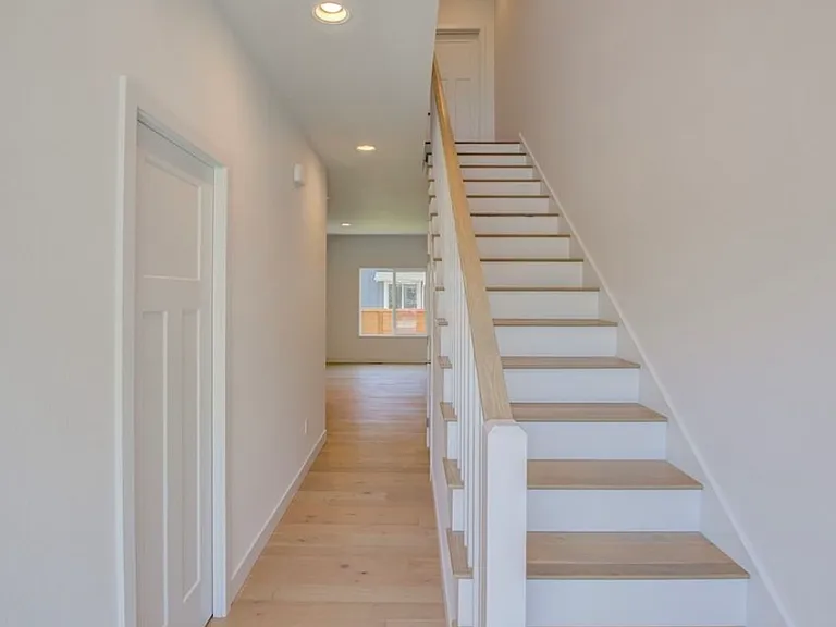 909 Washington Ave S — Photo 2