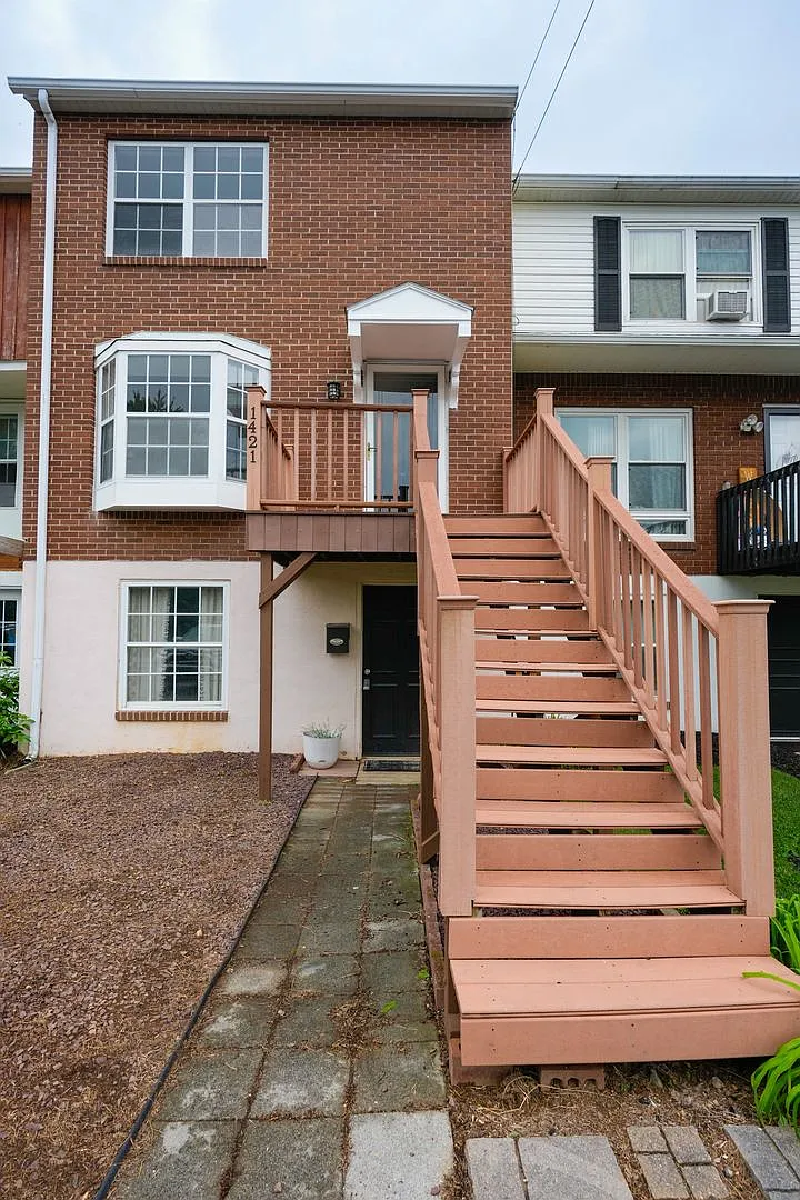 2 Bedroom Home in Hershey Fenced Yard — Photo 2