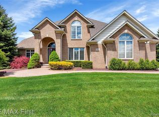 1012 Rochelle Park Dr, Rochester Hills, MI 48309