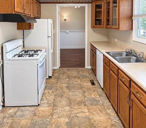 2nd image of 11215 E 51st St