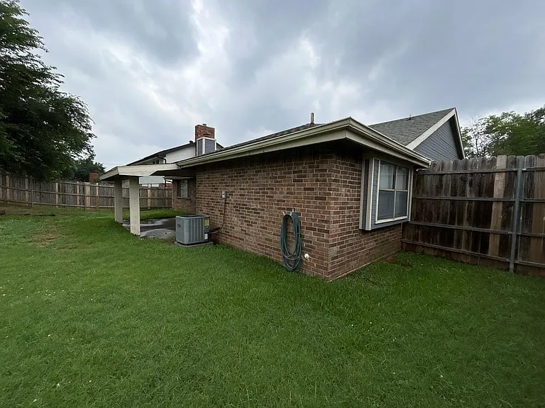 2412 Amber Hill Ln — Photo 40