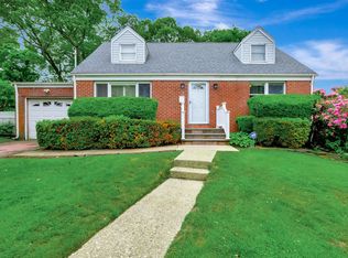 7 Dawn Dr, East Northport, NY 11731