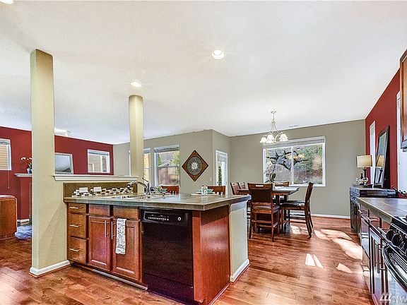 Open floorplan kitchen, dining and living spaces.