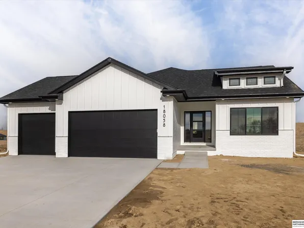 21725 Parkview Dr, Gretna, NE 68028