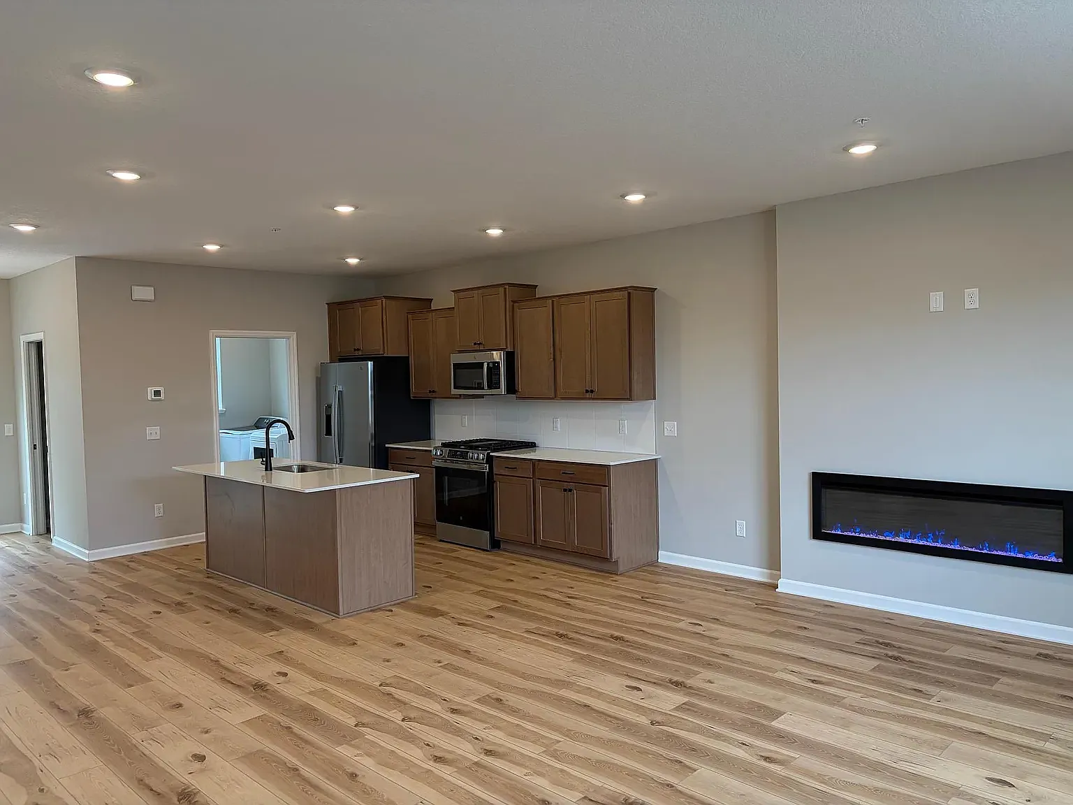 3 bed, 2091 sqft, $2,690 — Photo 2