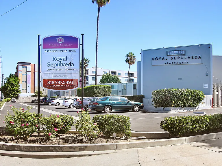 Royal Sepulveda Apartment Homes — Photo 7