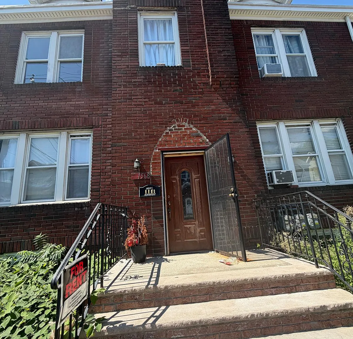 3 bed, $2,200 — Photo 1