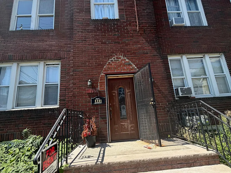 1568 Leslie St #2L