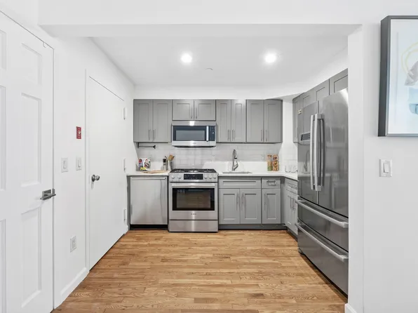 976 Metropolitan Avenue 1B image 3 of 10