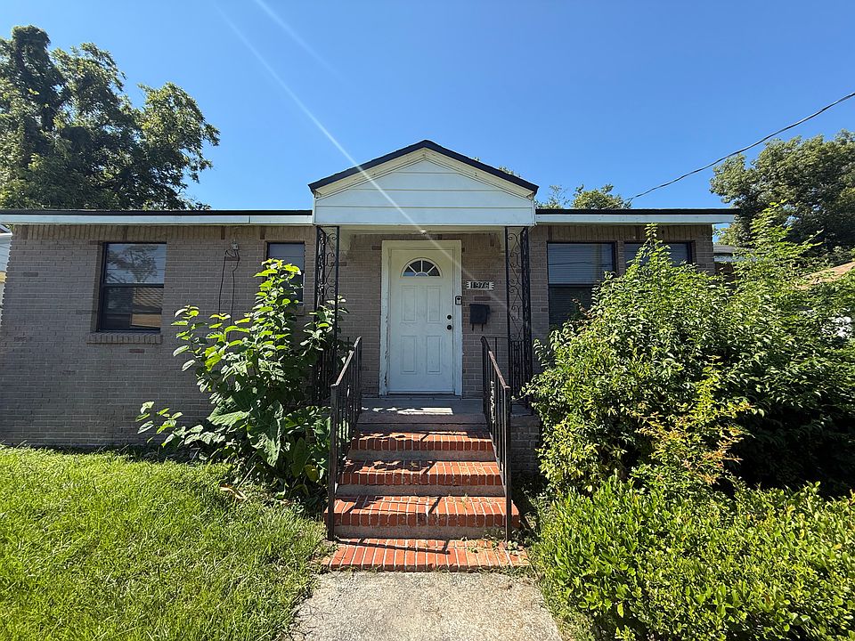 1st image of 1976 College Cir S