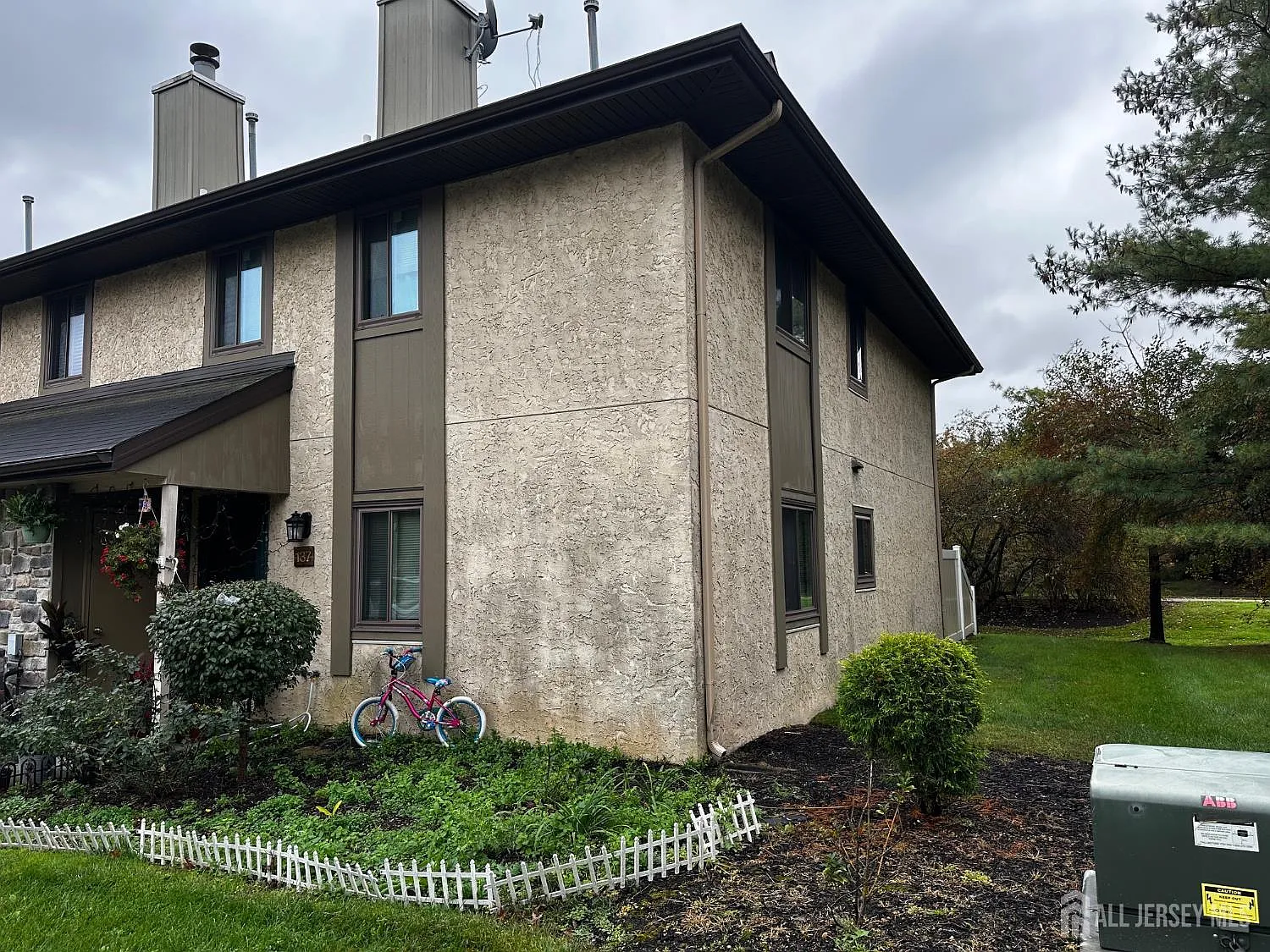 137 Hampshire Dr photo 1