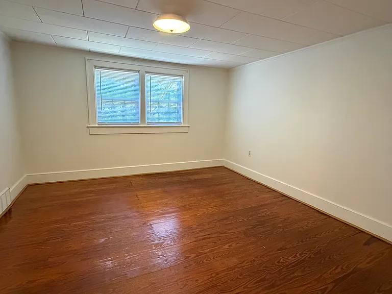 633 Spring Ln — Photo 11