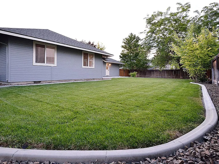 2340 N Warwick Ave — Photo 8