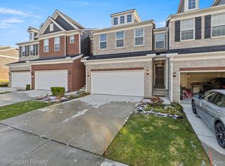 319 Strawberry Dr, Rochester Hills, MI 48307