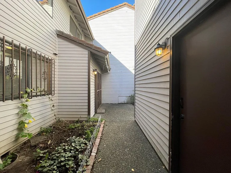 12128 SE 104th Ct — Photo 3