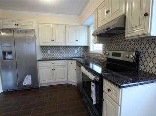 66 E Hollywood Ave, Lindenhurst, NY 11757