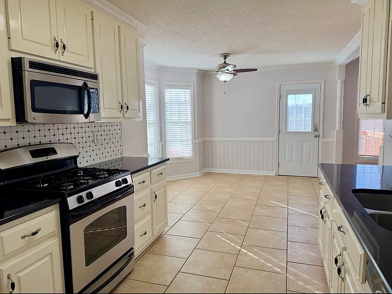1136 Fieldstone Dr — Photo 5